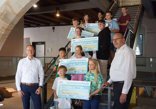 MSW-Geschäftsführer (l.) und Oberbürgermeister Raschke (r.) übergeben die Preisgelder für den Energiesparwettbewerb
