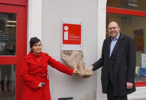 Oberbürgermeister Olaf Raschke und Christina Czach, Leiterin der Tourist-Information Meißen, enthüllen das neue DTV-Zertifikat.