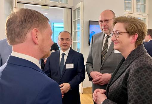 Ministerpräsident Michael Kretschmer, Oberbürgermeister Octavian Ursu (Görlitz), Oberbürgermeister Olaf Raschke (Meißen) im Gespräch mit Bundesbauministerin Klara Geywitz.