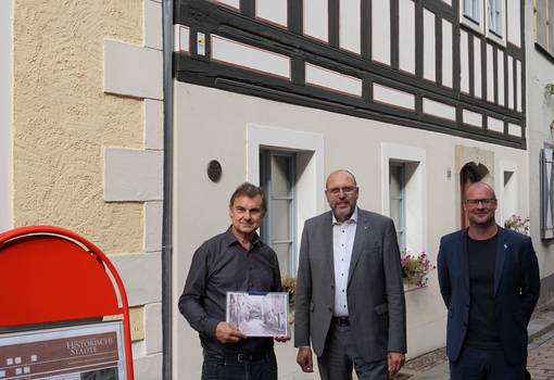 Holger Metzig mit Oberbürgermeister Olaf Raschke und Baudezernent Albrecht Herrmann