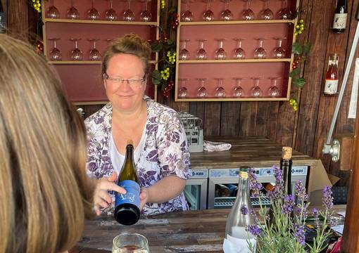Weingut Aust schenkt im Weinpavillon aus