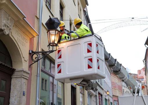 Mitarbeiter der Meißener Stadtwerke installieren die erste neue Leuchte
