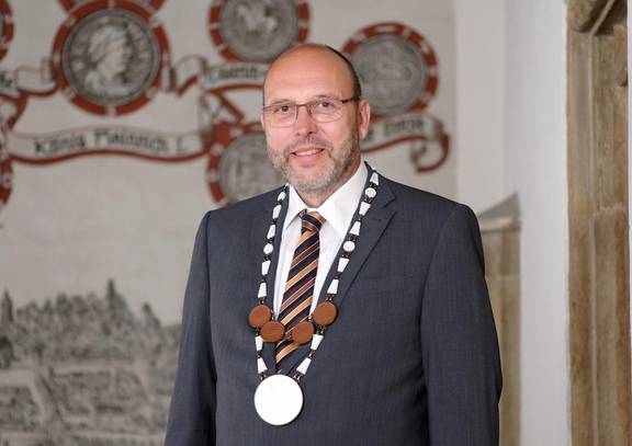Oberbürgermeister Olaf Raschke mit Amtskette